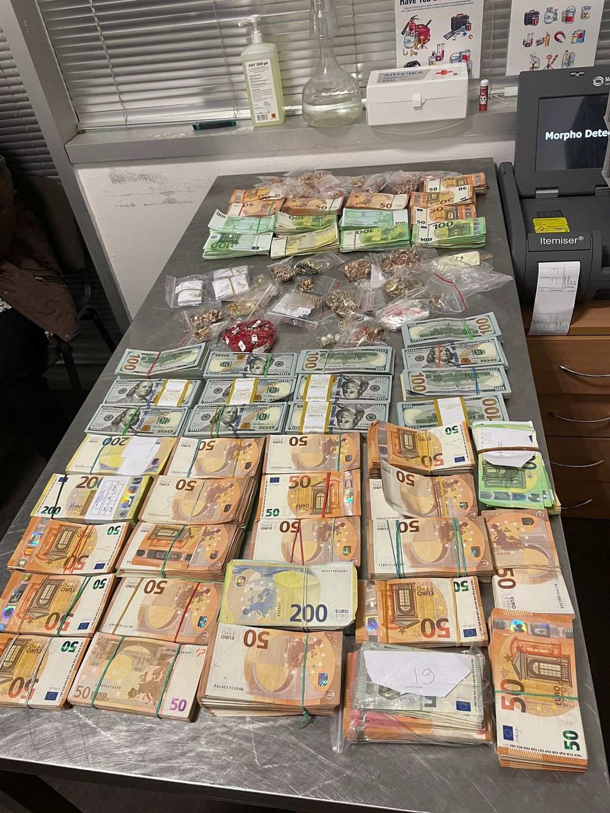 Дві іноземки везли з України золото і валюту на 15 мільйонів