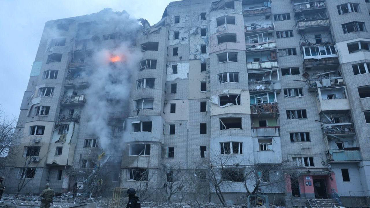РФ поцілила авіабомбою в багатоповерхівку в Куп’янську на Харківщині: є поранені (фото)