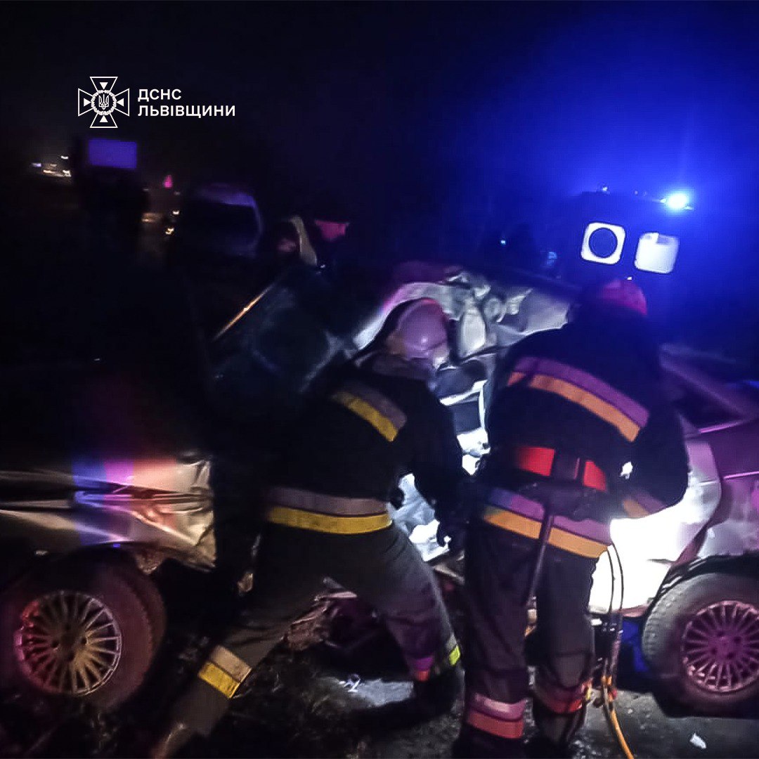 На Львівщині внаслідок зіткнення з вантажівкою загинув водій легковика (фото)