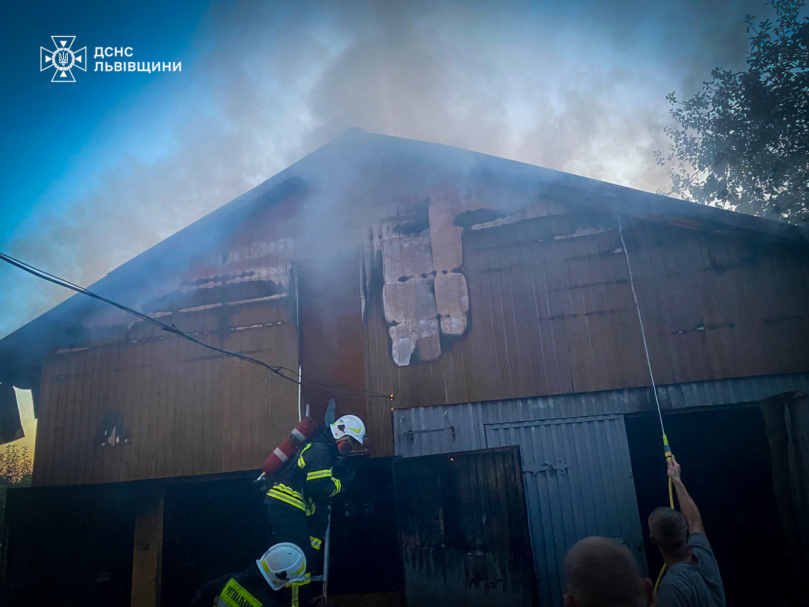 На Львівщині ледь не згоріли дві будівлі