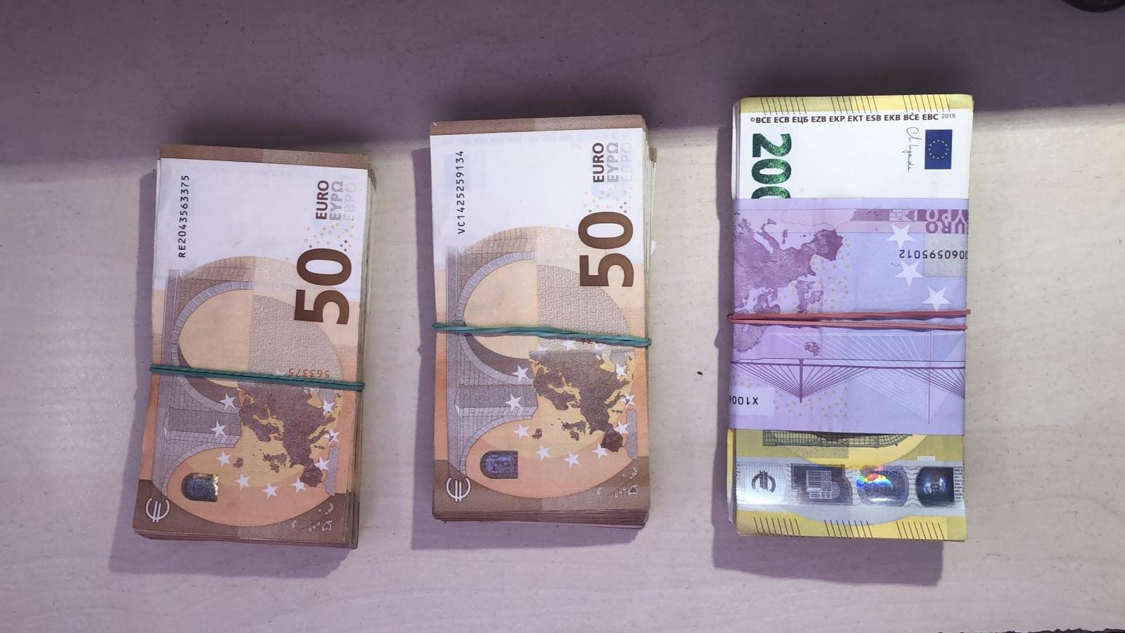 Митники вилучили у жінки майже 30 тисяч євро: на що підуть незадекларовані гроші