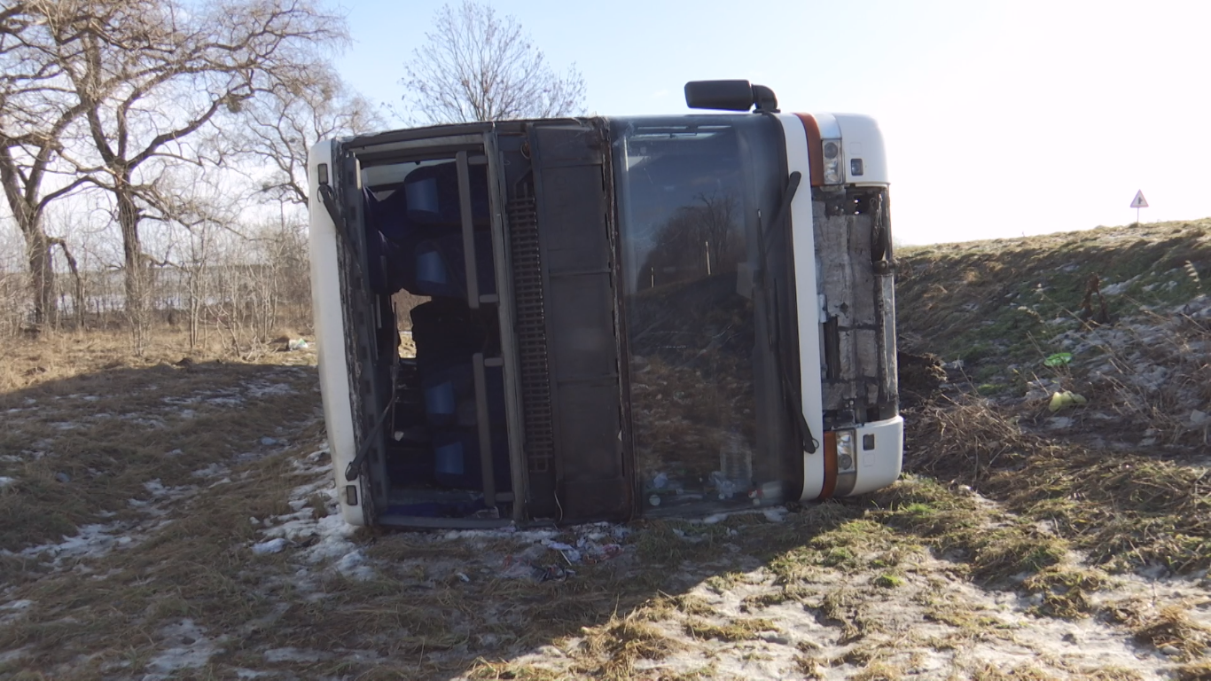 12 пасажирів госпіталізовано внаслідок ДТП рейсового автобусу на трасі Київ-Чоп