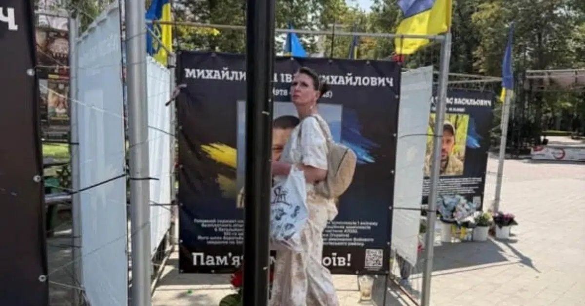Розписала матами на "Алеї слави": у Франківську спаплюжили портрет полеглого Героя