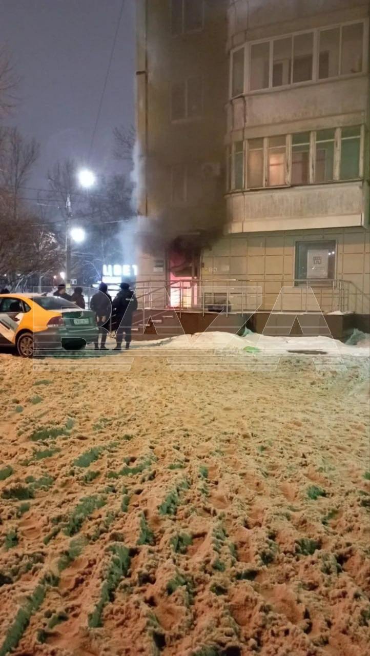 У російській Пермі невідомий підірвав відділення банку: виникла пожежа (фото)