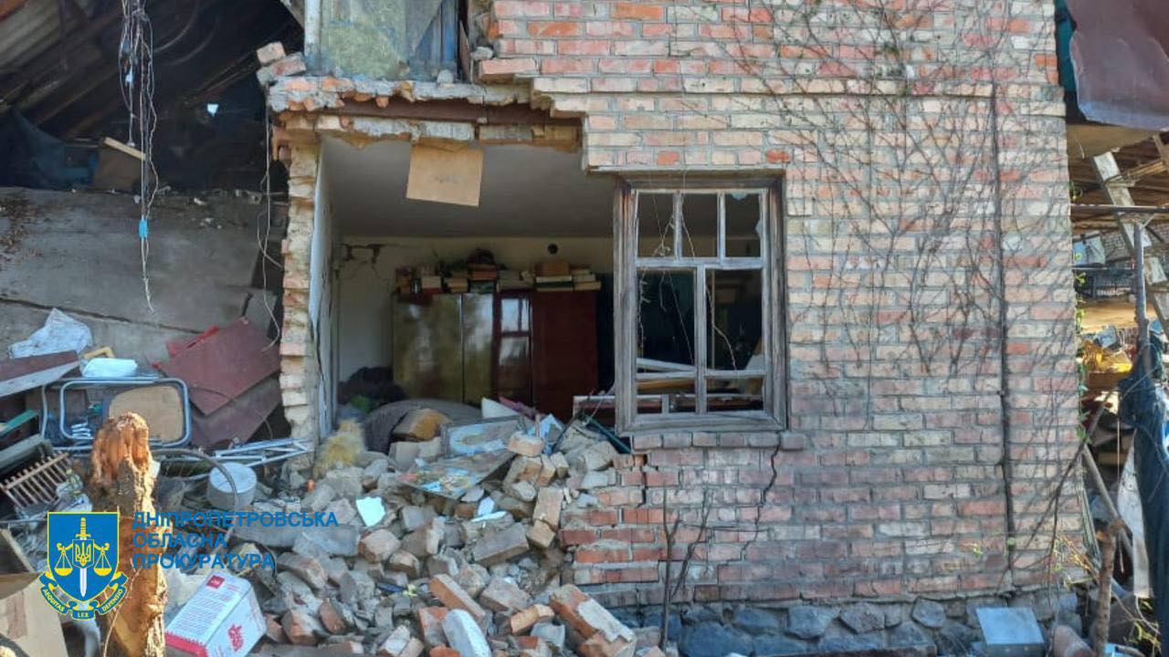 Окупанти вдарили по Нікополю. Пошкоджено річковий порт і 25 будинків