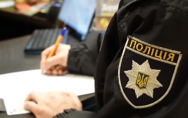 На Львівщині п’яний чоловік вдарив поліцейського в обличчя та пробував відібрати зброю