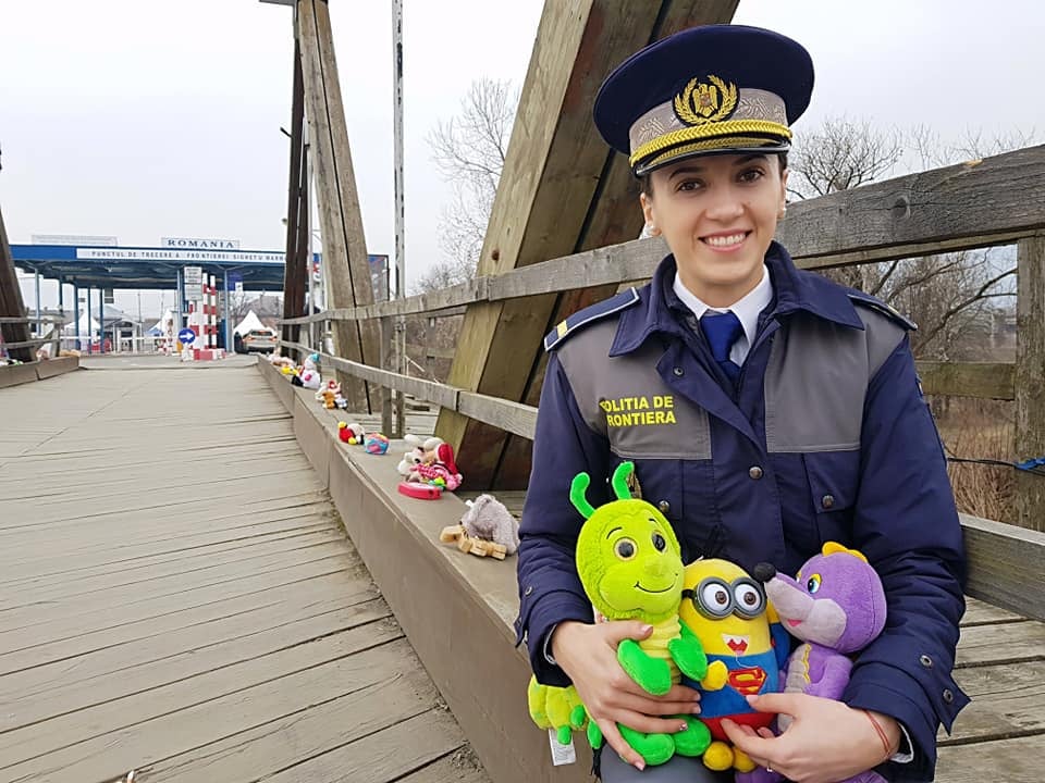 Румунські прикордонники прикрасили міст іграшками для українських дітей