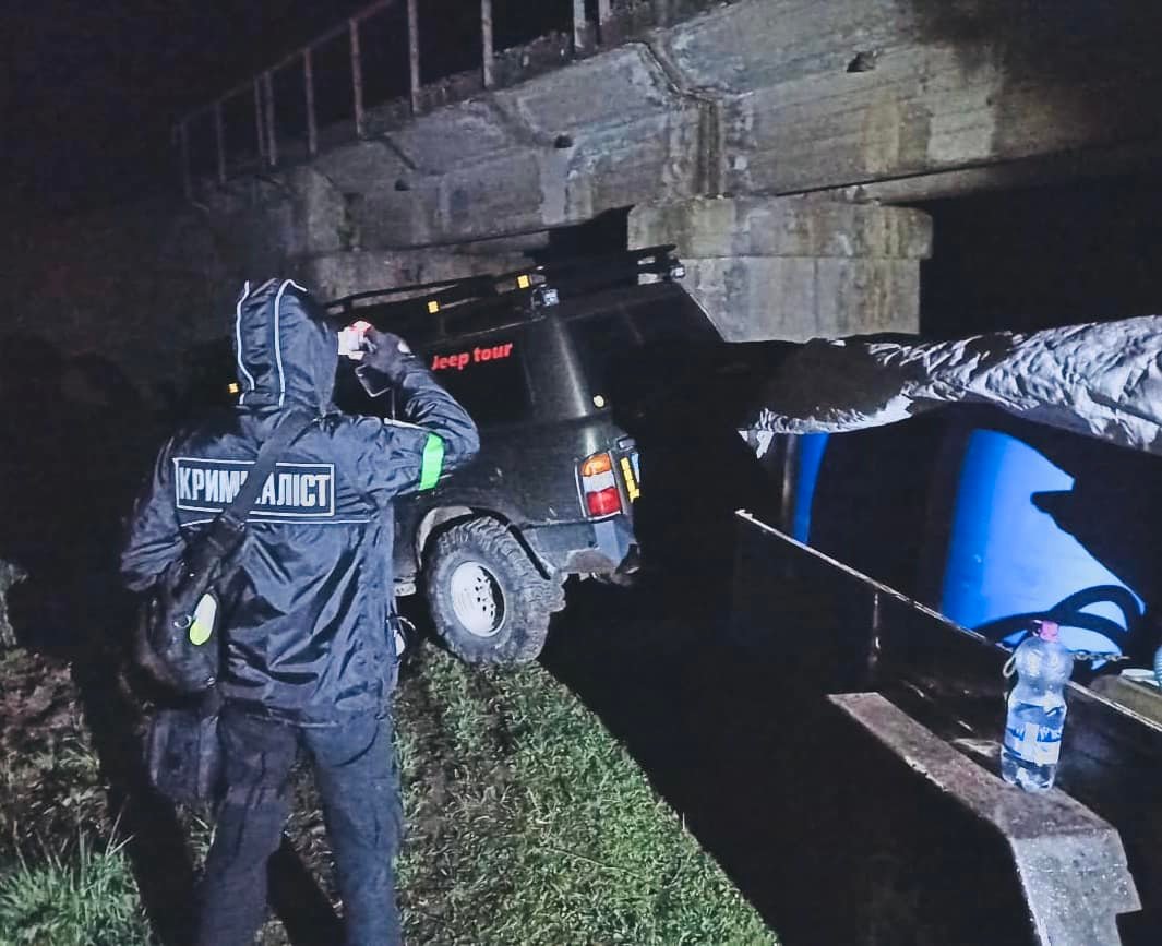 На Прикарпатті «на гарячому» впіймали крадіїв пального: зливали дизель з тепловоза