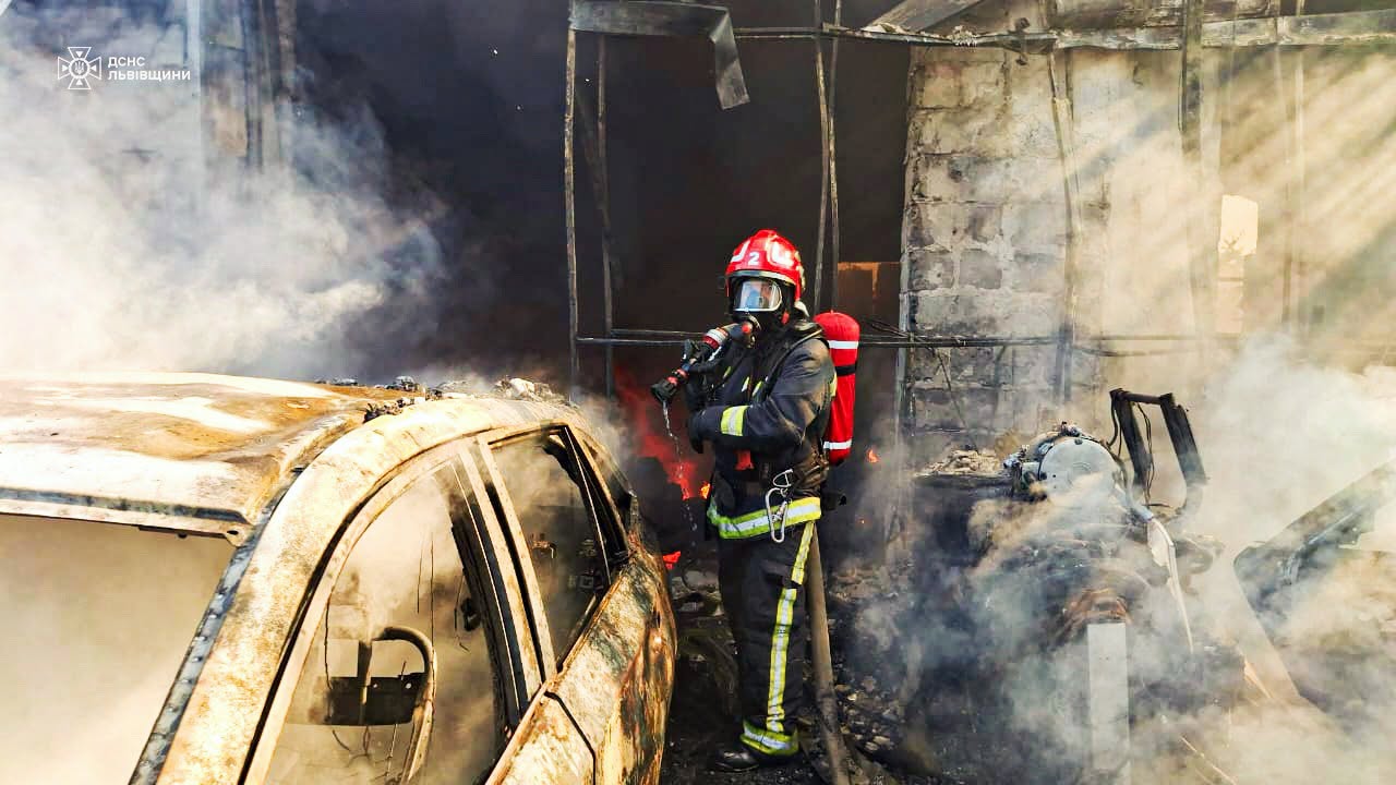 З'явилося відео, як рятувальники гасили страшну ранкову пожежу, яку було видно у Львові