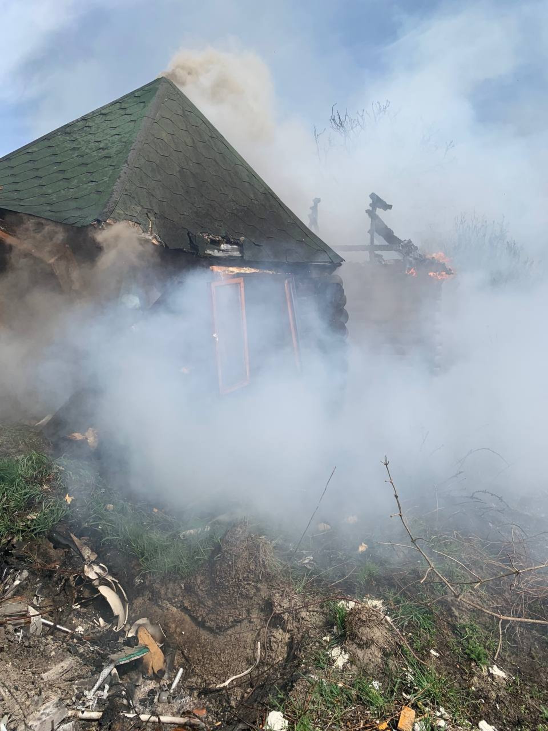 Пожежа у Львівському районі: горіла одноповерхова будівля в селі Сопошин