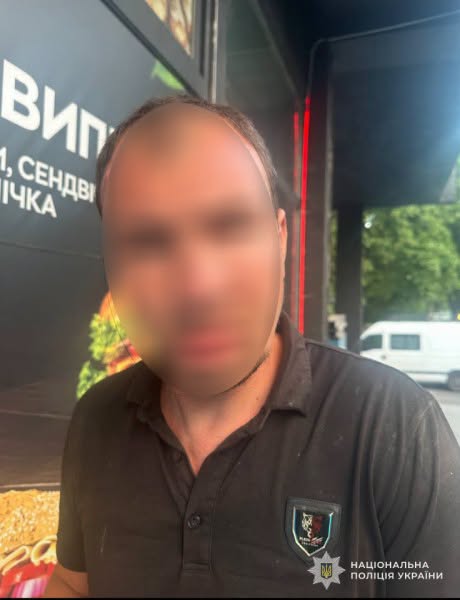 У Львові чоловік пограбував жінку на вулиці: з'явилося фото нападника