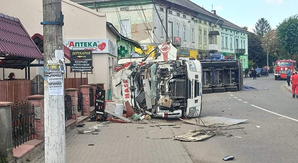 У Рудках на Львівщині фура в’їхала у крамницю. Є загиблі