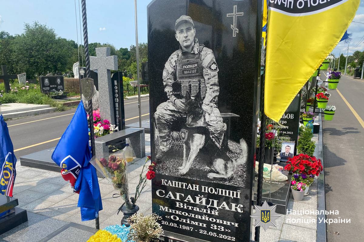 У Черкасах чоловік потрощив могили українських військових
