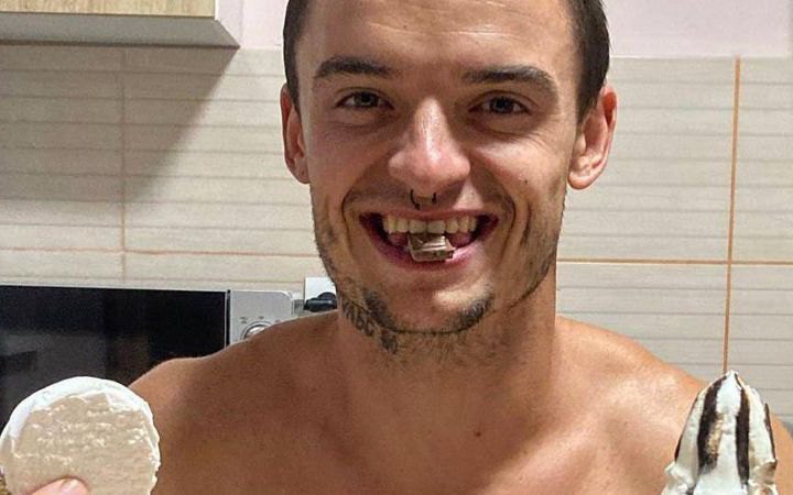 Правила виїзду з України чоловіків посилять через скандал зі стендапером