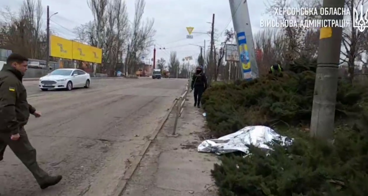 Херсон обстріляли з мінометів: прилетіло під супермаркет, є жертва