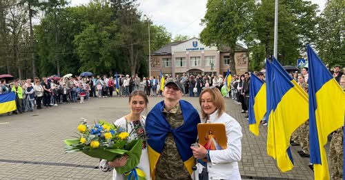 У Пустомитах на Львівщині зустріли звільненого з полону захисника (відео)