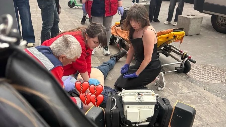 У Києві посеред вулиці помер чоловік: фото з місця трагедії