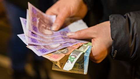 Пенсії, лікарняні та тарифи: що зміниться для українців з квітня