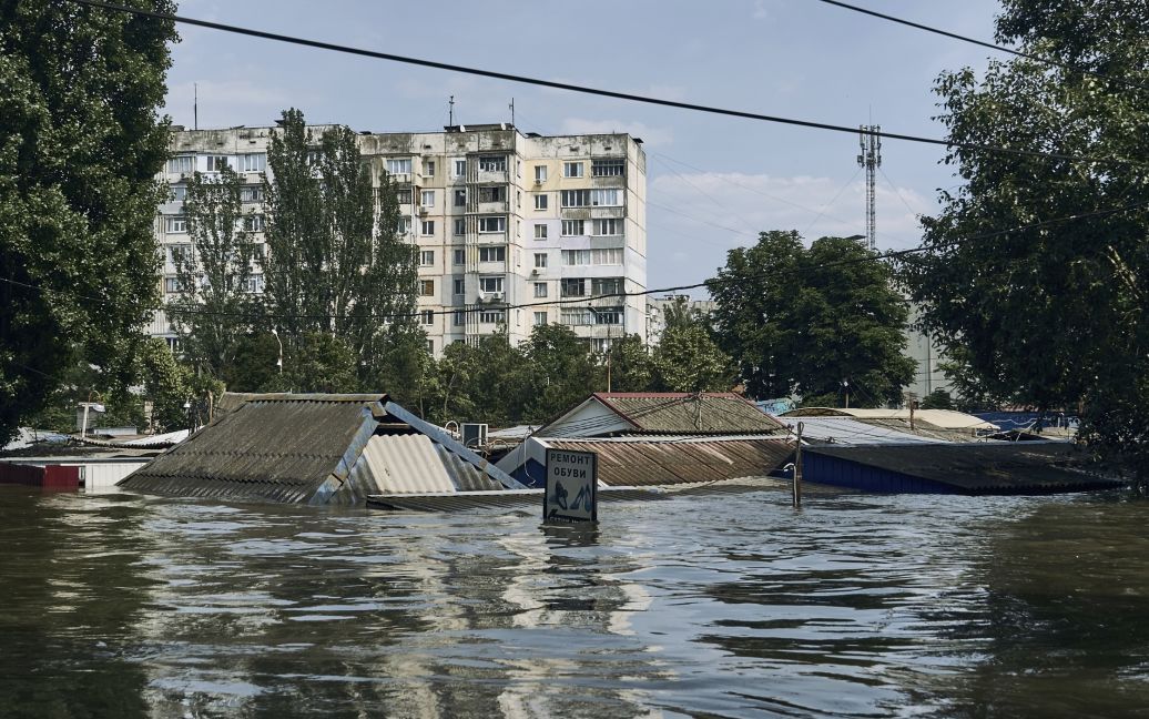 Росіяни ховають загиблих внаслідок підриву Каховської ГЕС в братських могилах