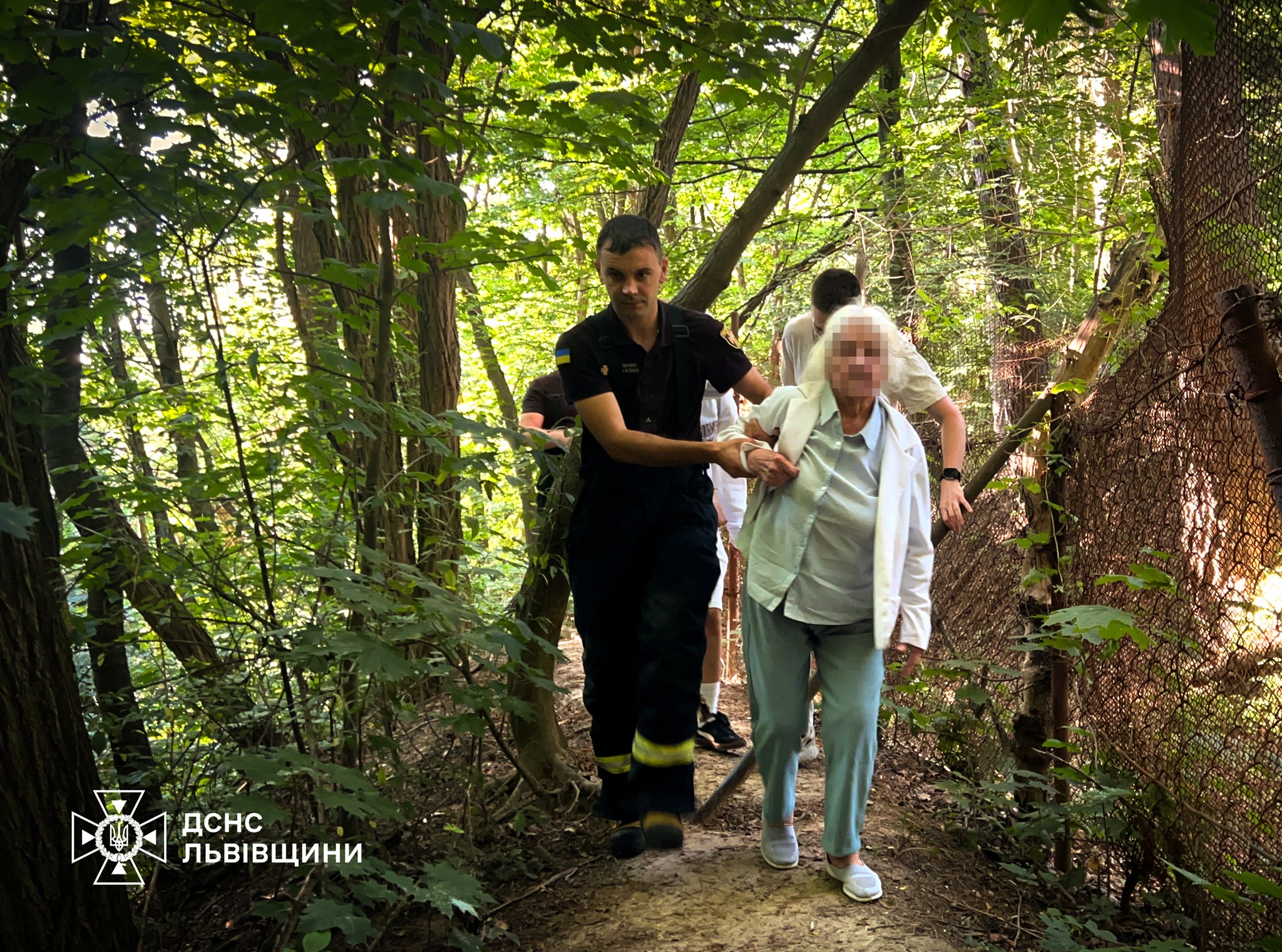 У Шевченківському гаю рятувальники знайшли 96-річну жінку: що з нею сталося (фото)
