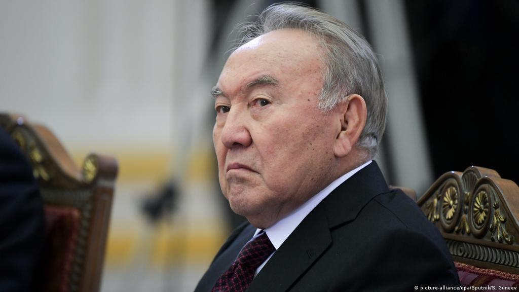 Падіння Назарбаєва. Знесення пам’ятника, усунення з посади і втеча з країни
