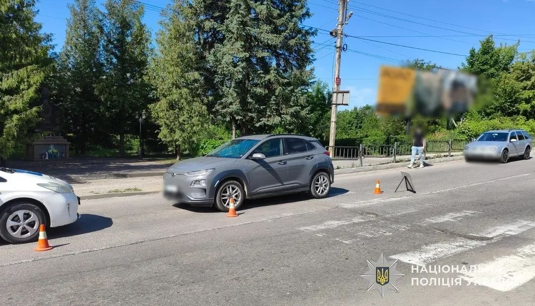 На Львівщині автомобіль збив пішохода
