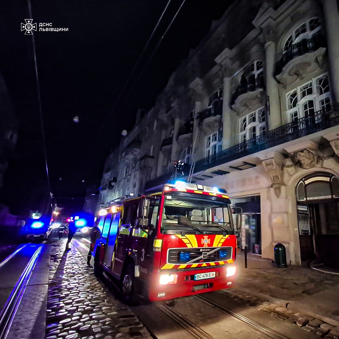 У центрі Львова вночі сталася пожежа в житловому будинку: ФОТО, ВІДЕО