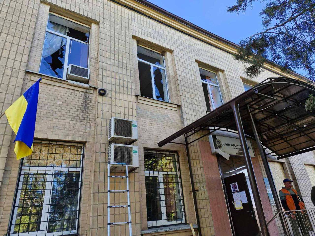 Війська РФ обстріляли будівлю податкової на Харківщині (фото)