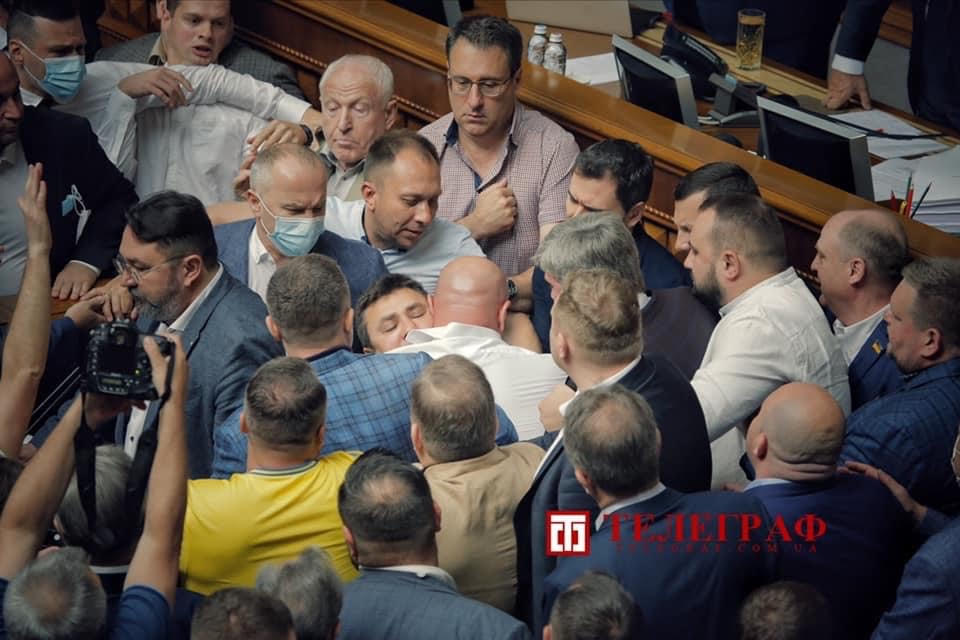 "Розстріляти ОПЗЖ". У ВРУ побилися Кива і Тищенко 
