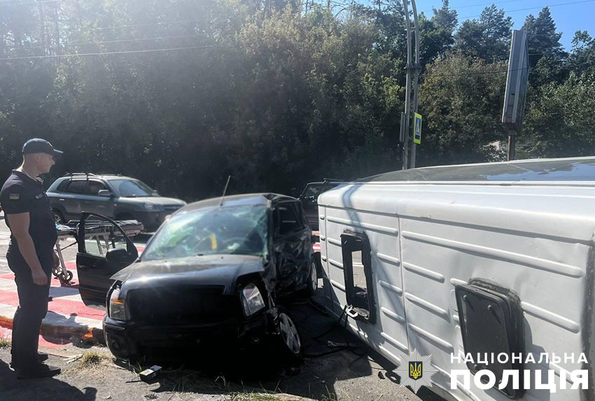 У Києві моторошне ДТП: загинула жінка, більше десятка постраждалих