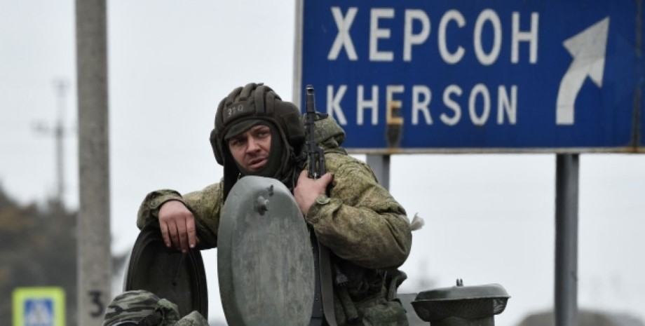 Патрулі, перевірки, грабунки. Окупанти активізувалися в Херсоні