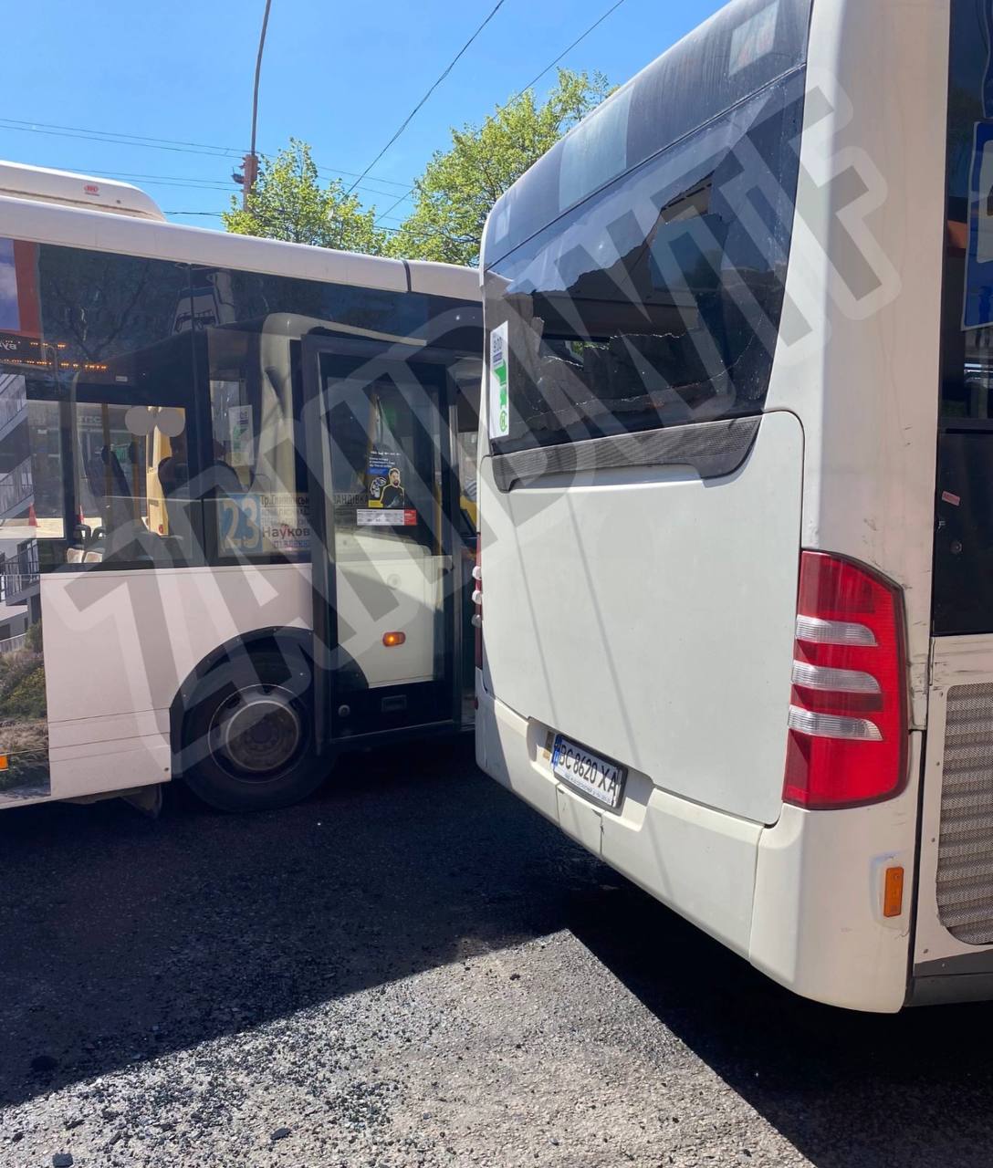 У Львові в автотрощу потрапили дві маршрутки з пасажирами: перше фото аварії