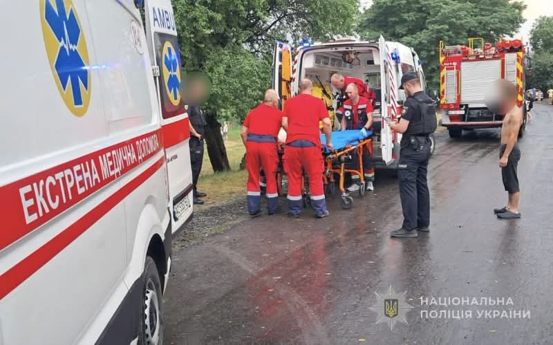На Волині блискавка вдарила в дерево, де діти ховалися від грози: є фото