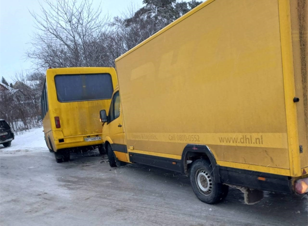 Дорога – як ковзанка. Через ожеледицю на Львівщині – аварія за аварією