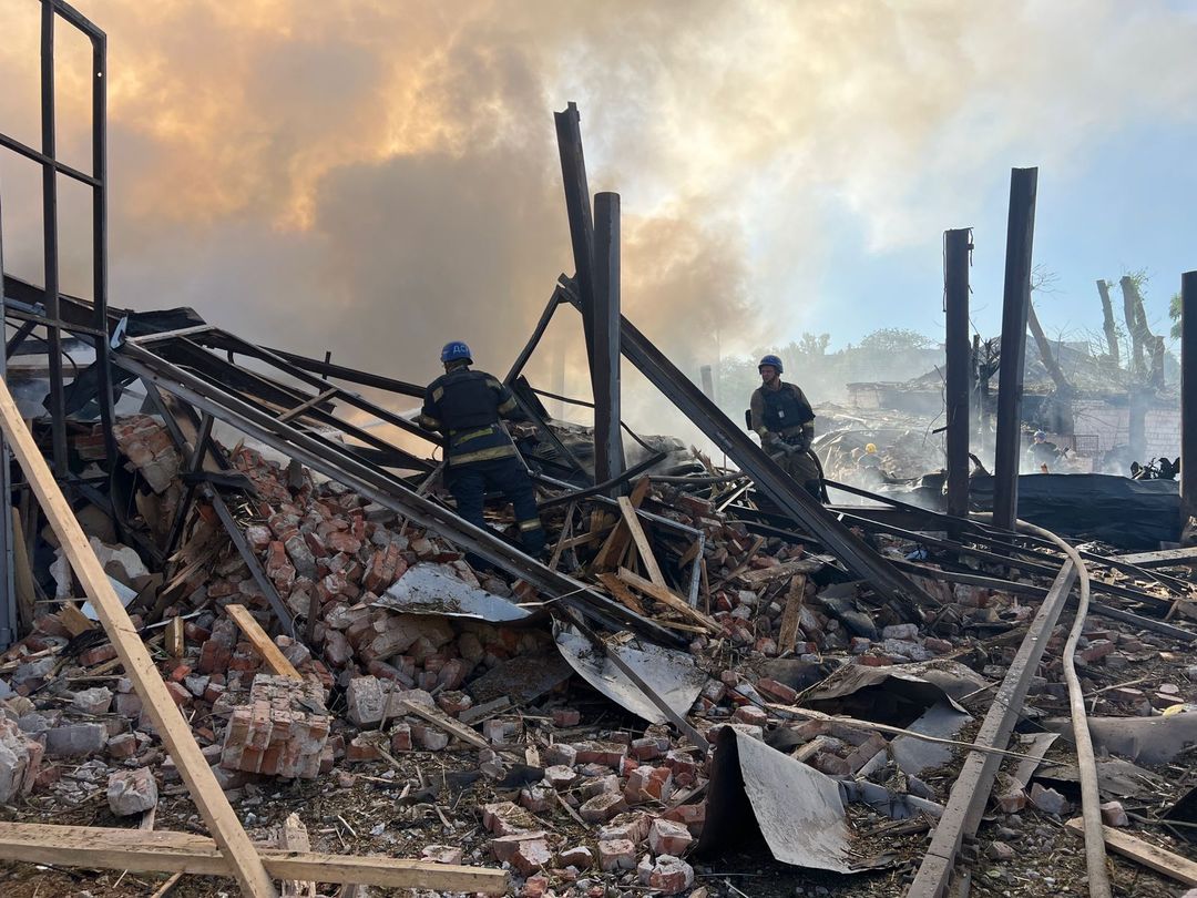 У мережі показали моторошне відео перших хвилин після удару по Кривому Рогу
