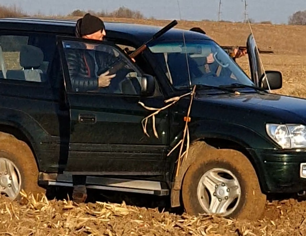 На Львівщині оприлюднили фото браконьєрів, які вбили двох кабанів
