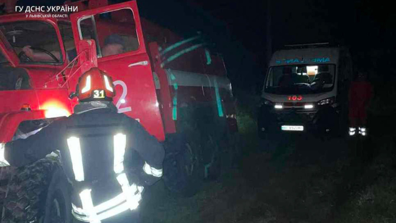 На Стрийщині авто з’їхало у кювет: 30-річного водія довелося визволяти рятувальникам