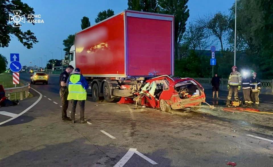 У Києві загиблого водія довелося вирізати з машини після страшної ДТП (ФОТО)