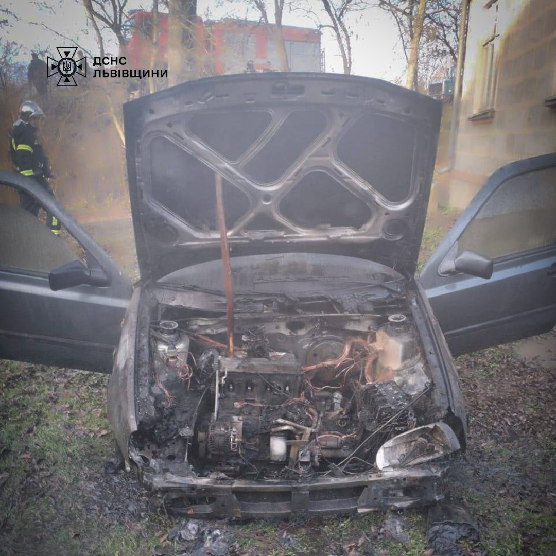 На Львівщині в гаражі спалахнула автівка