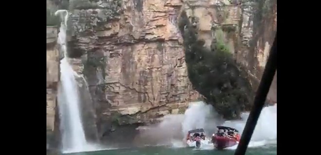 У Бразилії гігантська скеля впала на катери з туристами. Моторошне відео інциденту