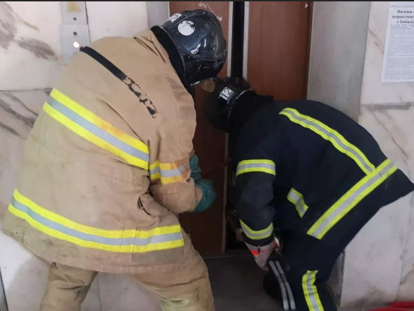 У Львові 21-річна жінка з немовлям застрягла в ліфті та втратила свідомість