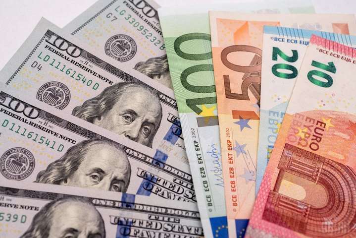 Уперше за 20 років долар і євро зрівнялися в ціні: курс в обмінниках