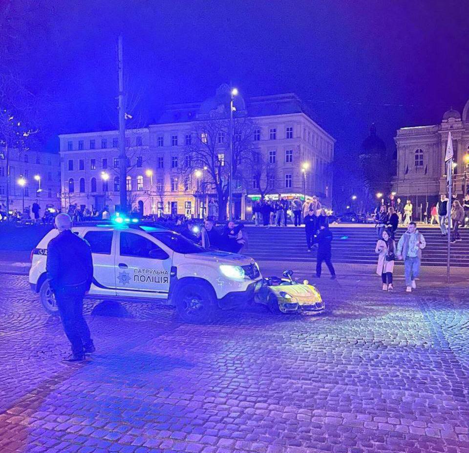 У центрі Львова ледь не зіштовхнулися дитяче та поліцейське авто