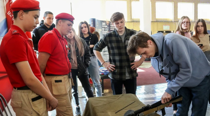 Нова навчальна програма в Росії. Школярів готують до війни в Україні