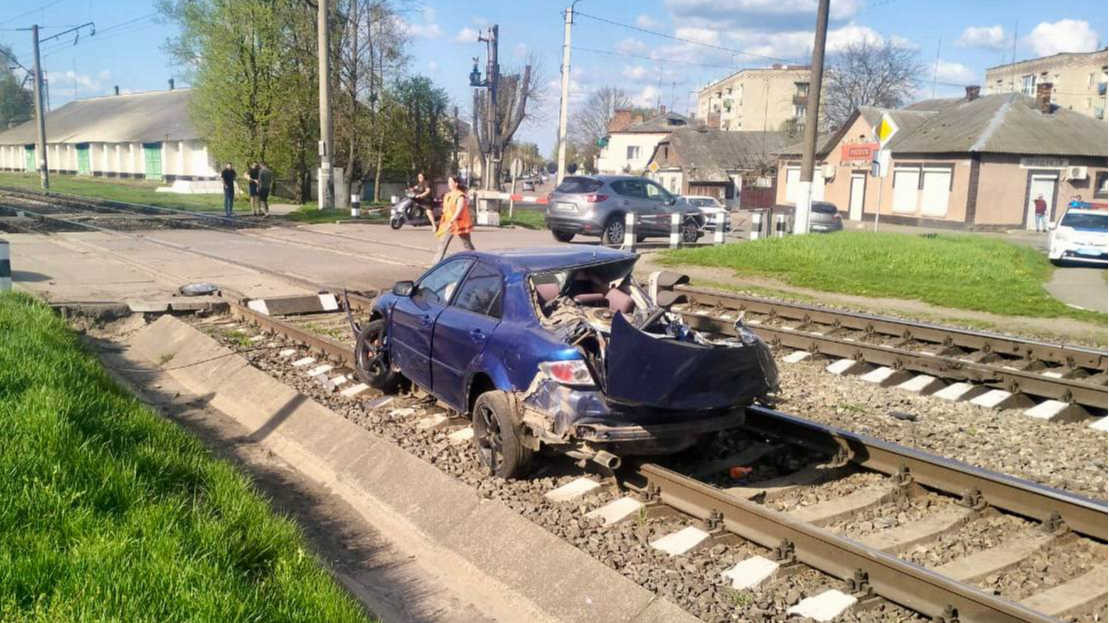 ДТП на залізничному переїзді на Волині: авто розтрощене вщент