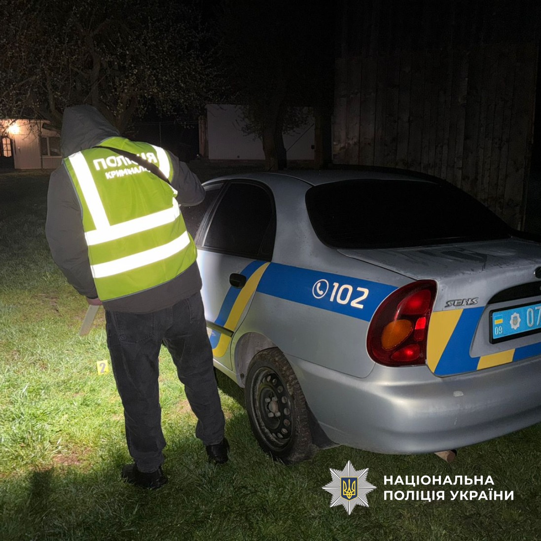 На Прикарпатті поліція зі стріляниною затримала чоловіка, який кидався з ножем на медиків швидкої (ВІДЕО)