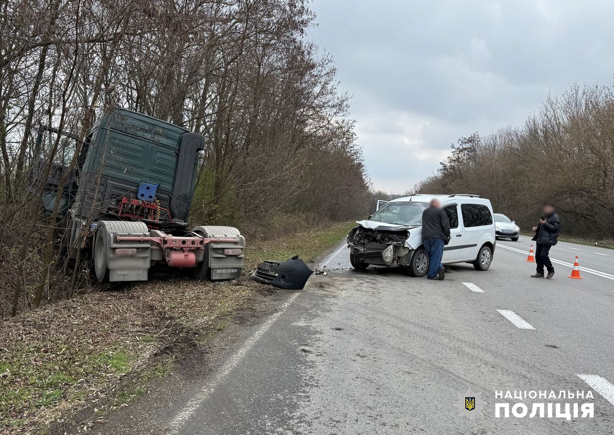 На Буковині вантажівка протаранила легковик: фото з місця аварії