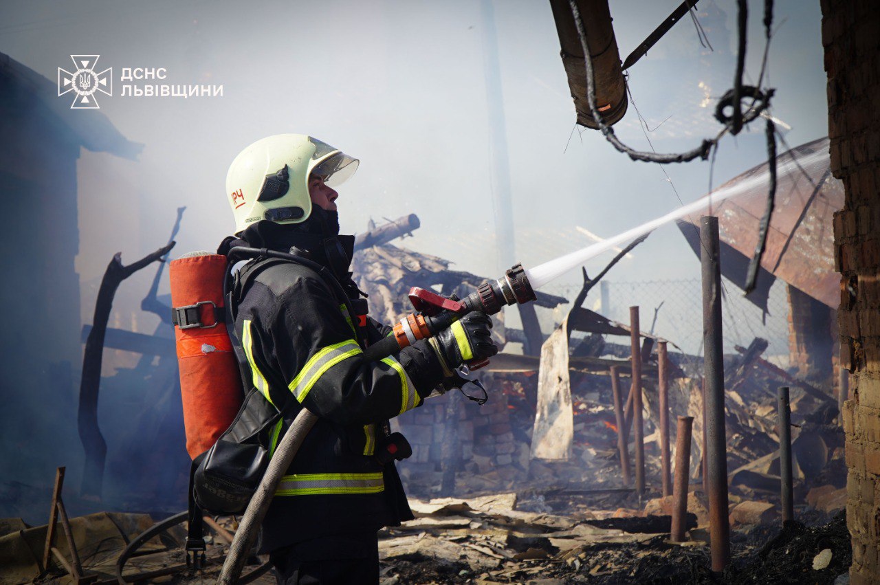 Поблизу Львова сталася пожежа: ледь не згоріли житлові будинки