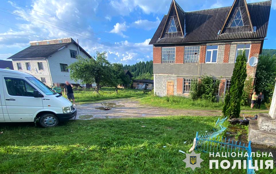 На Львівщині зіткнулися автомобіль та мотоцикл: травмовані двоє неповнолітніх