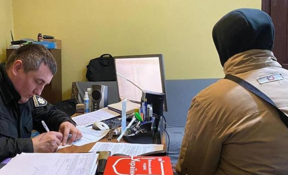 У Винниках поблизу Львова хлопець стріляв у повітря: його затримала поліція